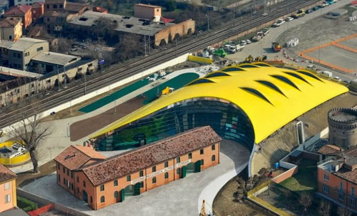 Dach inspirowany kształtami samochodów Ferrari